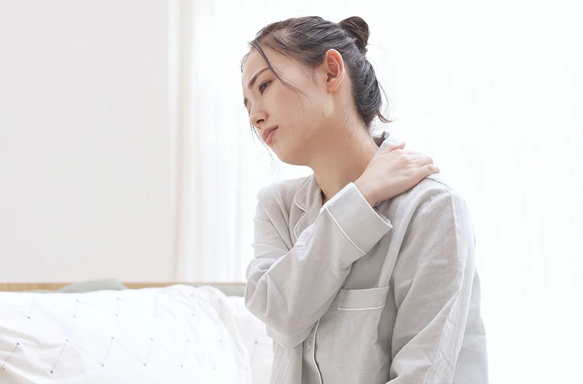 肩こりや頭痛が生じる
