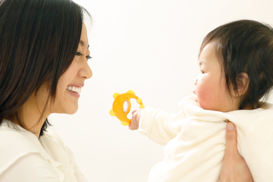お母さまに虫歯があると、<br>お子さまの虫歯リスクは約3倍