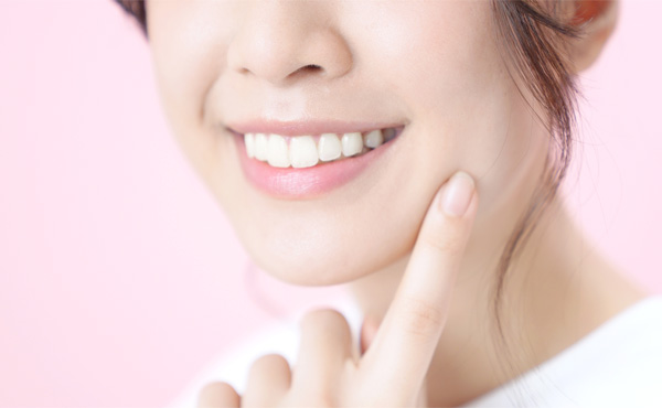 前歯の色や形のお悩みに。ラミネートベニアとは？